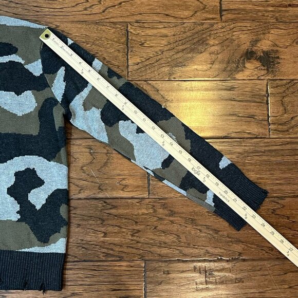 Fate Camo Sweater Women’s Size Small Distressed Crew Neck Pullover Green Gray - Picture 12 of 12